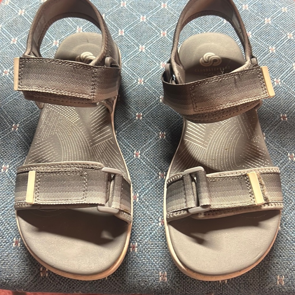 Cloudsteppers by Clark’s soft cushion sandals great shape size 6
